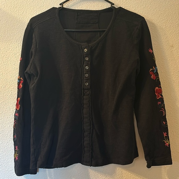 Aventura floral sleeve top size is missing fits like a medium - Picture 1 of 6